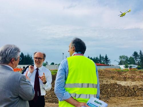 Accompagnato dal direttore generale dell'Azienda sanitaria universitaria integrata di Udine, Maurizio Delendi, il  
vicepresidente della Regione e assessore alla Salute e Politiche sociali, Riccardo Riccardi, ha compiuto un 
sopralluogo al cantiere del terzo e quarto lotto del nuovo ospedale del Capoluogo friulano - Udine 29/05/2018 
